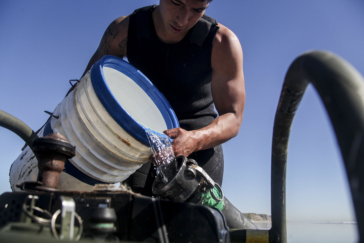 https://commons.wikimedia.org/wiki/File:15th_MEU_Marines_provide_drinking_water_from_ocean_150307-M-JT438-156.jpg